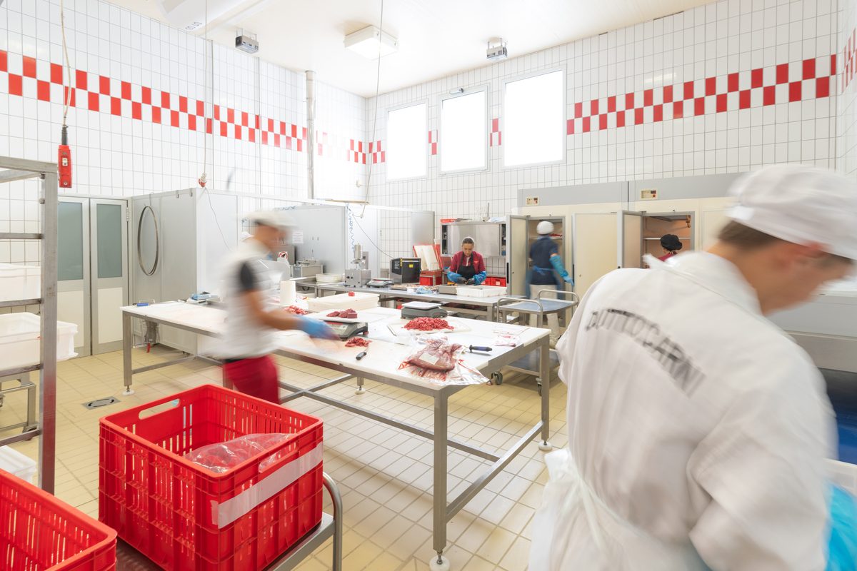 Operatori al lavoro nel laboratorio